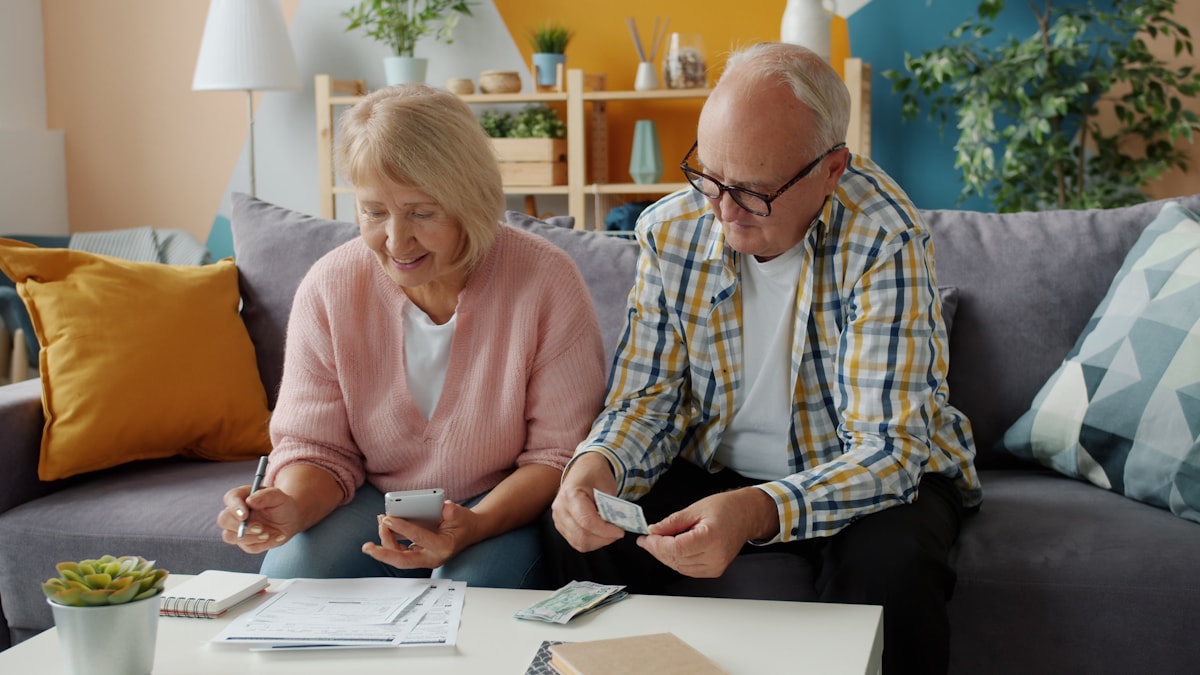 Pareja revisando finanzas para el retiro